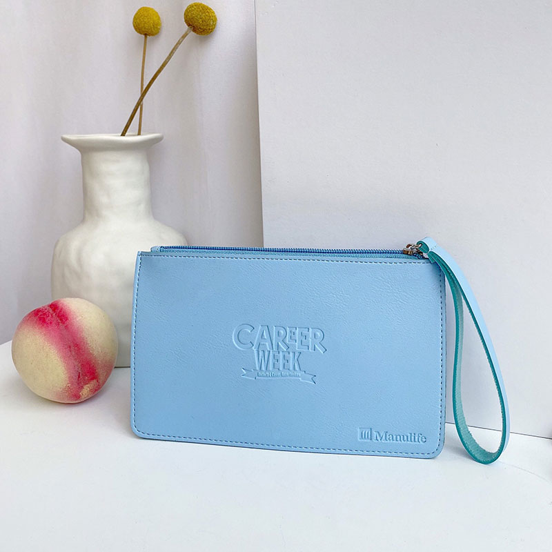 tui-clutch-in-logo-1 Túi Clutch được làm bằng chất liệu PU giá thành rẻ nhưng bền đẹp